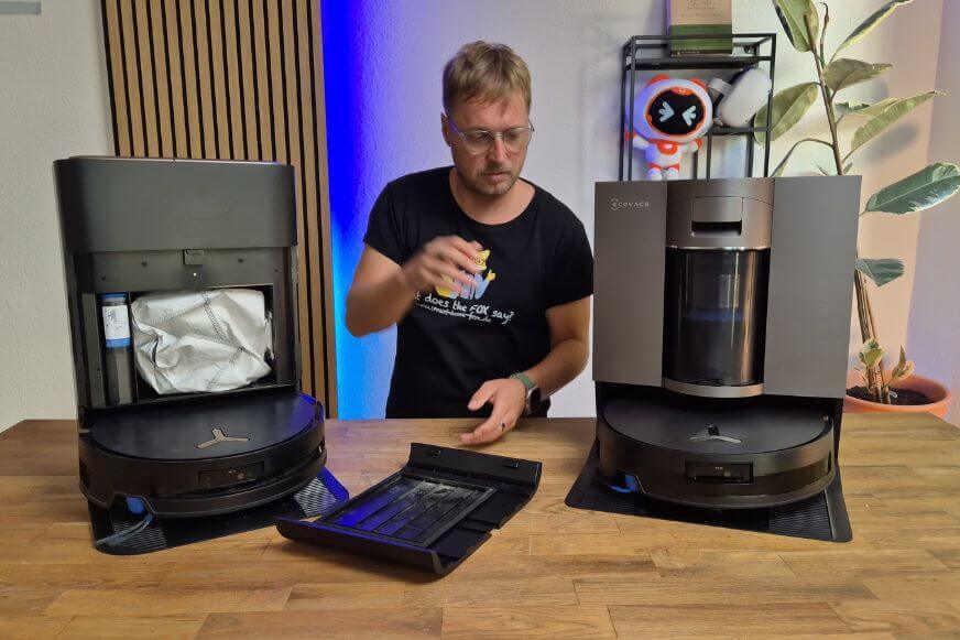 Die neue OmniCyclone Station des ECOVACS DEEBOT X11 im Test steht im Vergleich neben der Servicestation vom X9 Pro Omni.